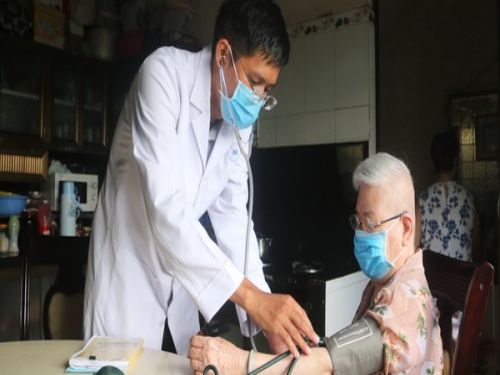 Làm nhân viên chăm sóc sức khỏe tại nhà