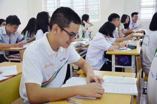 Học ở học viện có tốt hơn đại học không?