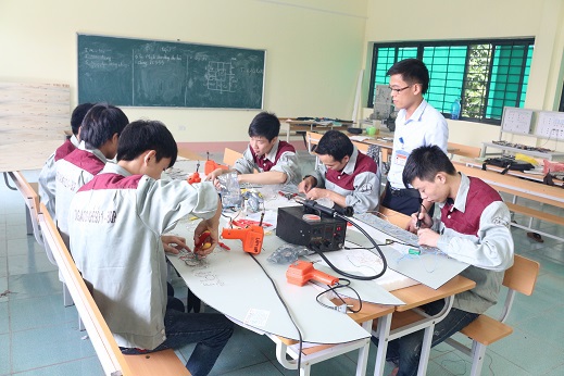 Học ở học viện có tốt hơn đại học không